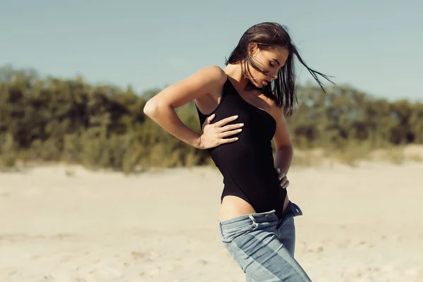 Schlanke Frau Trendigen Body Und Jeans Die Ihren Körper Berühren — Stockfoto