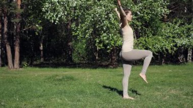 Park 'ta yoga yapan kadın.