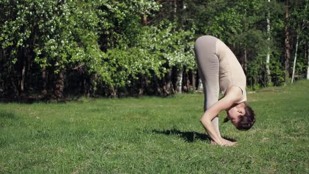 Kobieta uprawia jogę w parku — Wideo stockowe