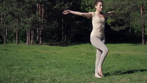 Vrouw doet yoga in het park — Stockvideo