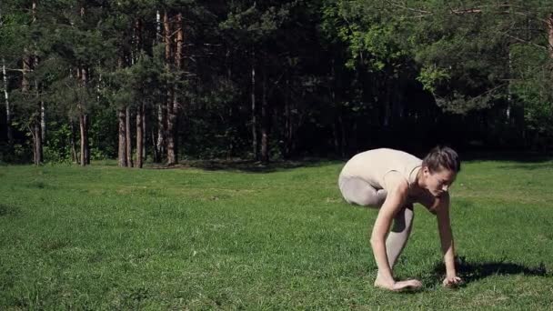 Γυναίκα κάνει γιόγκα στο πάρκο — Αρχείο Βίντεο