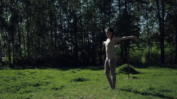 Femme faisant du yoga dans le parc — Video