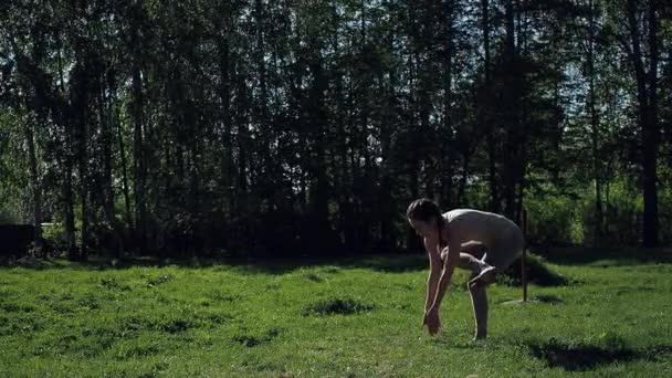 Kvinna som gör yoga i parken — Stockvideo