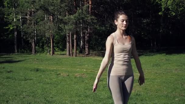 Donna che fa yoga nel parco — Video Stock