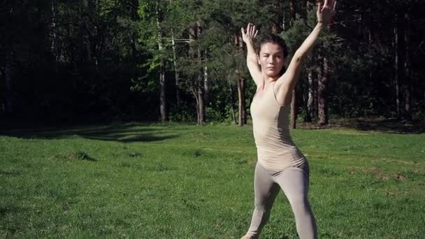 Femme faisant du yoga dans le parc — Video