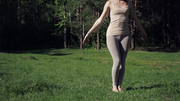 Vrouw doet yoga in het park — Stockvideo