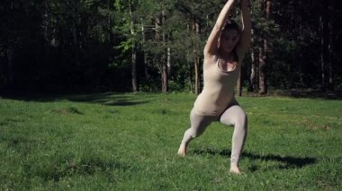 Park 'ta yoga yapan kadın.