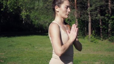 Park 'ta yoga yapan kadın.