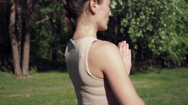 Park 'ta yoga yapan kadın.