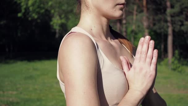 Frau macht Yoga im Park — Stockvideo