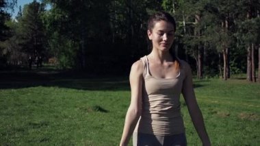 Park 'ta yoga yapan kadın.