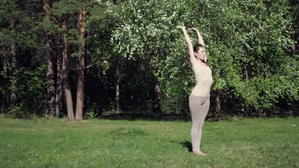 Žena dělá jógu v parku — Stock video