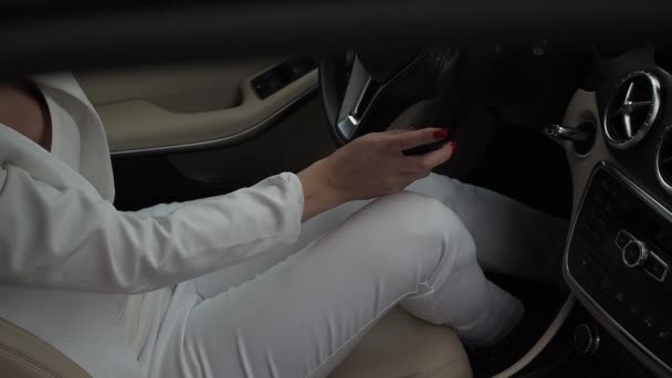 Elegante giovane bruna femminile in auto di lusso in città — Video Stock