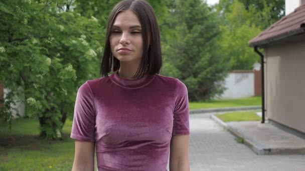 Självsäker Sensuell Kvinna Elegant Ljusrosa Klänning Tittar Kameran Och Vidrör — Stockvideo