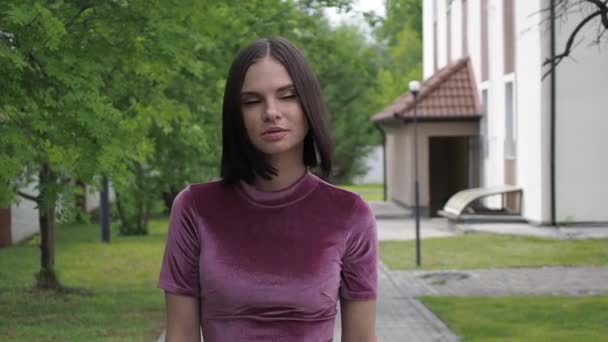 Zarif Açık Pembe Elbiseli Kendine Güveni Tam Bir Kadın Şehir — Stok video