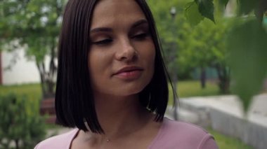 Yaz parkında çekici bir esmer.