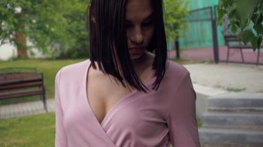 Yaz parkında çekici bir esmer.