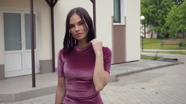 Brune séduisante adulte dans un parc d'été