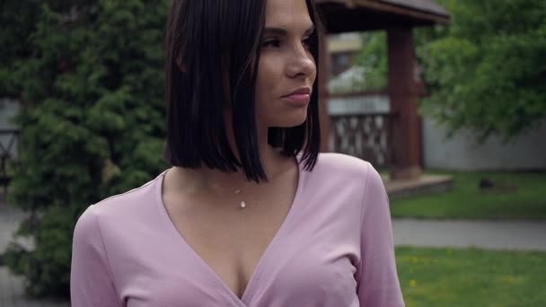 Bruna seducente per adulti nel parco estivo — Video Stock