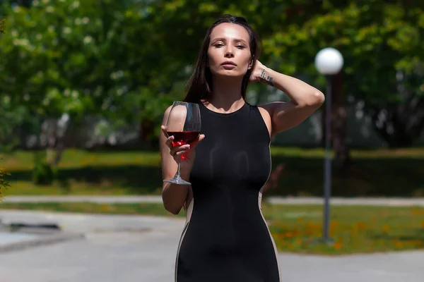 Belle Dame Robe Noire Élégante Toucher Cou Profiter Vin Rouge — Photo