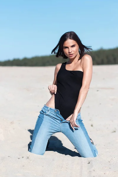 Mulher Magro Moda Bodysuit Jeans Tocando Corpo Enquanto Descansa Praia — Fotografia de Stock