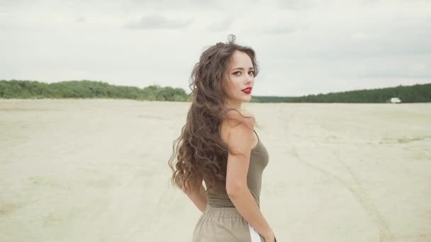 Krásná Mladá Žena Jasným Make Dotýkat Vlasy Flirtování Kamerou Při — Stock video