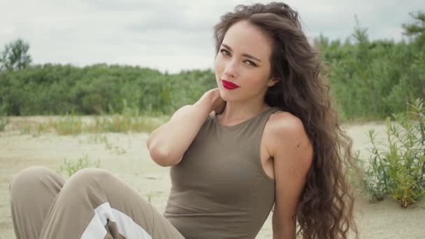 ビーチで髪に触れる美しい女性 — ストック動画