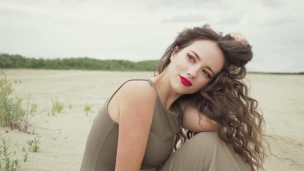 Mulher bonita tocando o cabelo na praia — Vídeo de Stock