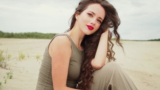 Mujer bonita tocando el pelo en la playa — Vídeos de Stock