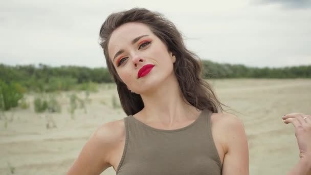 Csinos nő megható haj a strandon — Stock videók
