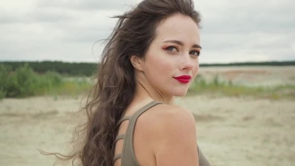 Mulher bonita tocando o cabelo na praia — Vídeo de Stock