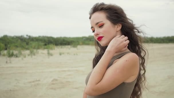 Mulher bonita tocando o cabelo na praia — Vídeo de Stock