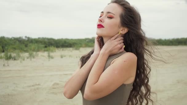 Mulher bonita tocando o cabelo na praia — Vídeo de Stock