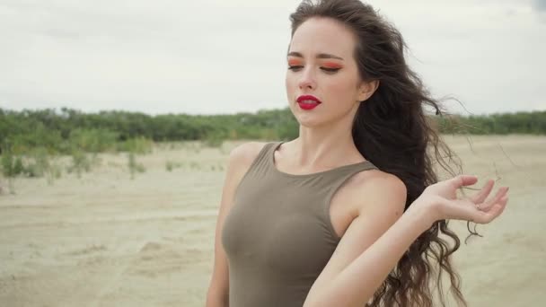 Csinos nő megható haj a strandon — Stock videók