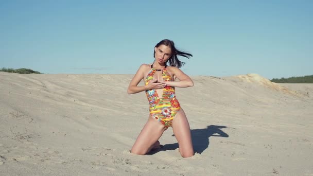 Mujer delgada descansando en la playa — Vídeos de Stock