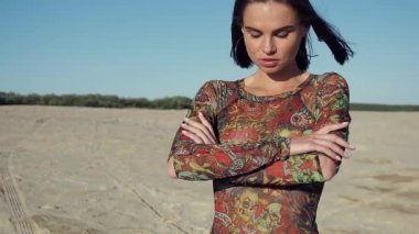 Kumsaldaki şehvetli genç bayan.