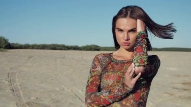 Kumsaldaki şehvetli genç bayan.