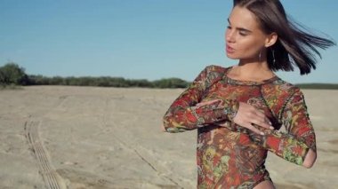 Kumsaldaki şehvetli genç bayan.