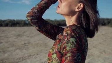 Kumsaldaki şehvetli genç bayan.