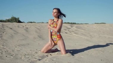 Kumsalda dinlenen zayıf bir kadın.