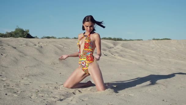 Mujer delgada descansando en la playa — Vídeo de stock