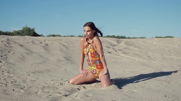 Slanke vrouw rust op het strand — Stockvideo