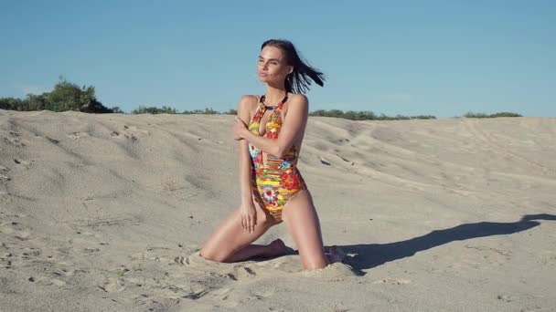 Schlanke Frau rastet am Strand aus — Stockvideo