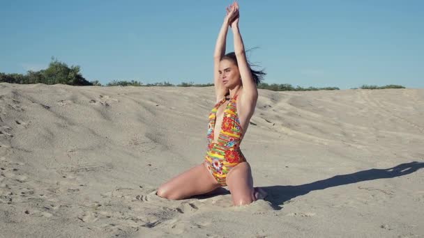 Mujer delgada descansando en la playa — Vídeos de Stock