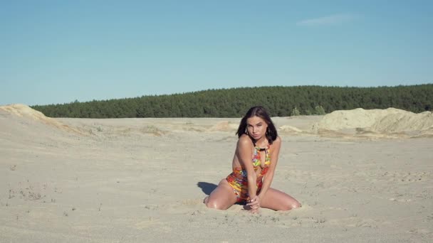 Sottile donna che riposa sulla spiaggia — Video Stock