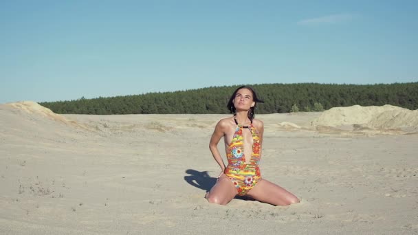 在海滩上休息的瘦女人 — 图库视频影像