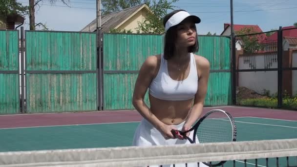 Mujer de la cosecha jugando al tenis en la cancha — Vídeos de Stock