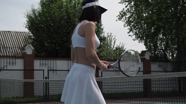 Crop kvinna spelar tennis på planen — Stockvideo