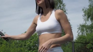 Sahada tenis oynayan kırsal kadın.