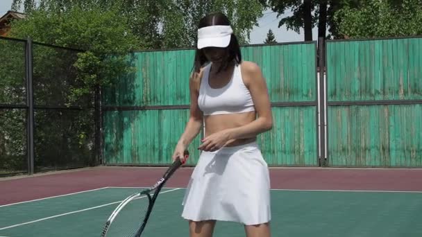 Mujer de la cosecha jugando al tenis en la cancha — Vídeos de Stock